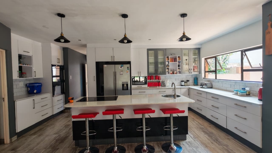 6 Bedroom Property for Sale in Cashan North West